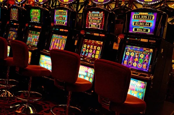 m77 slot Featured Games home screen on mobile showing live-dealer and slot games