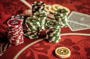 m77 slot live-dealer table and slot game interfaces on mobile